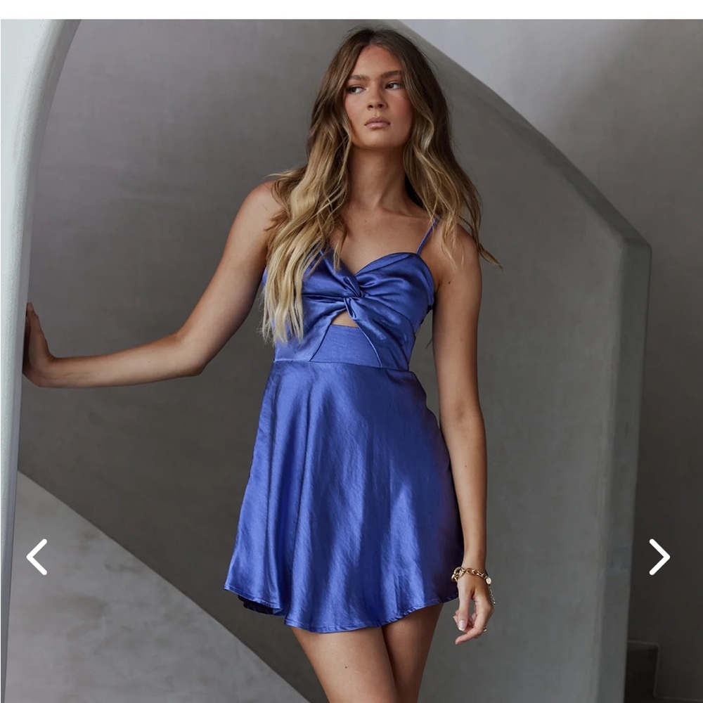 Midnight blue mini dress
Adjustable straps
Twist feature in bust
Zipper in back